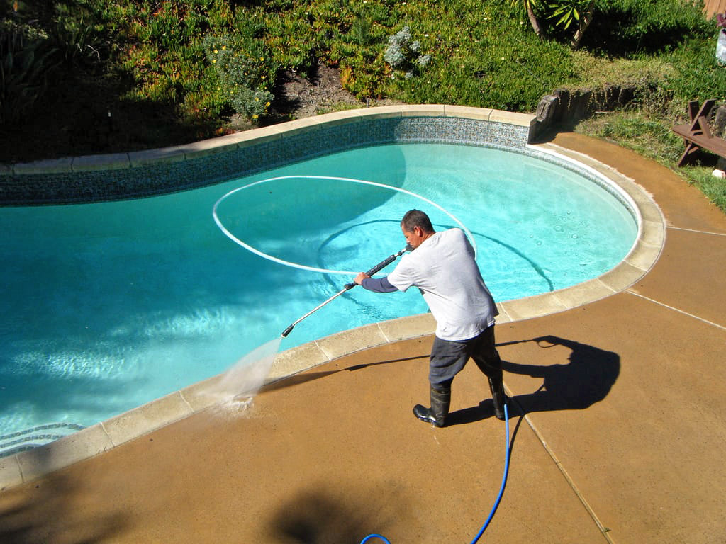 чистка бассейна с помощью АВД