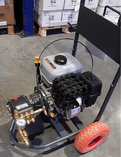 Мойка Комета 15/250 AWD-K с бензиновым двигателем 15 л.с. на тележке